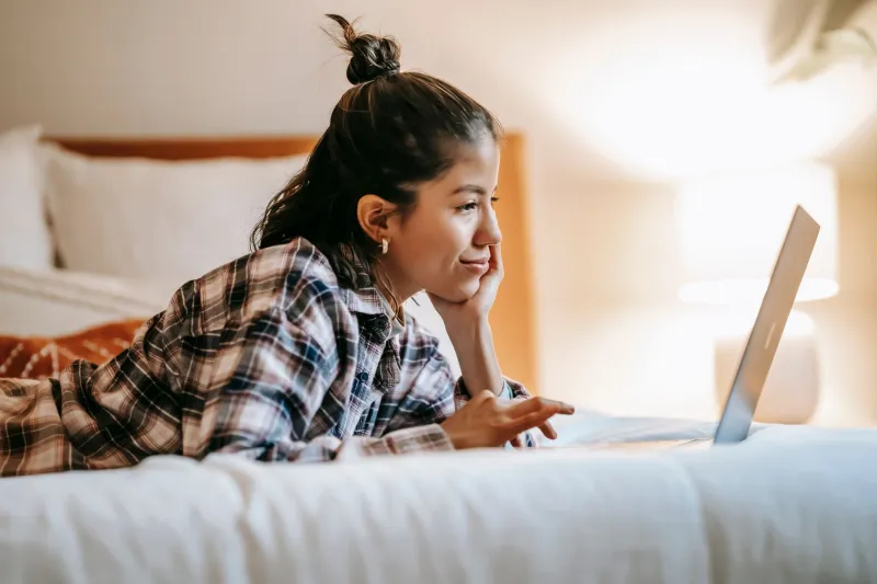 Seul(e) mais bien dans sa peau : comment les célibataires français apprivoisent leur intimité grâce au streaming adulte