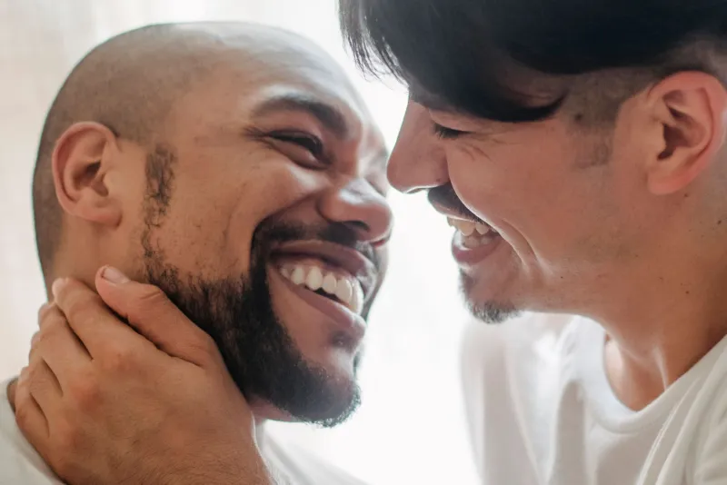 Fini les corps parfaits : pourquoi les Français craquent pour les acteurs authentiques