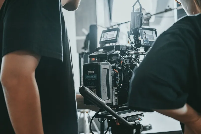 Dans les coulisses d'un tournage adulte français : métier, contraintes et créativité en 2025