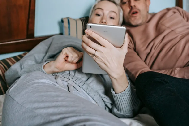 Écrans et désir : comment les couples français explorent leur intimité grâce au numérique