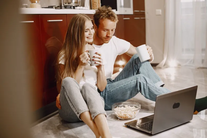 À deux devant l'écran : pourquoi les couples français misent sur le gratuit plutôt que le premium