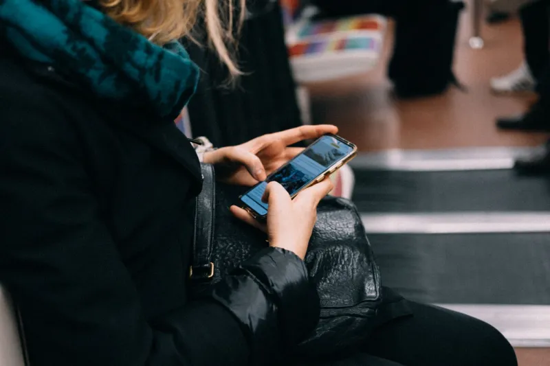 L'art de la discrétion : les Français et leur consommation de contenu adulte hors de chez eux
