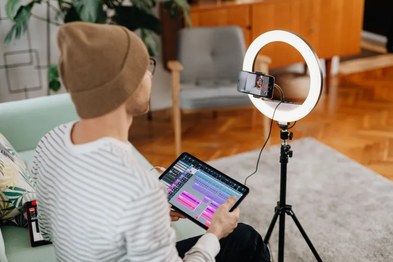 Se lancer dans la production vidéo adulte en France : le guide pour créateurs indépendants