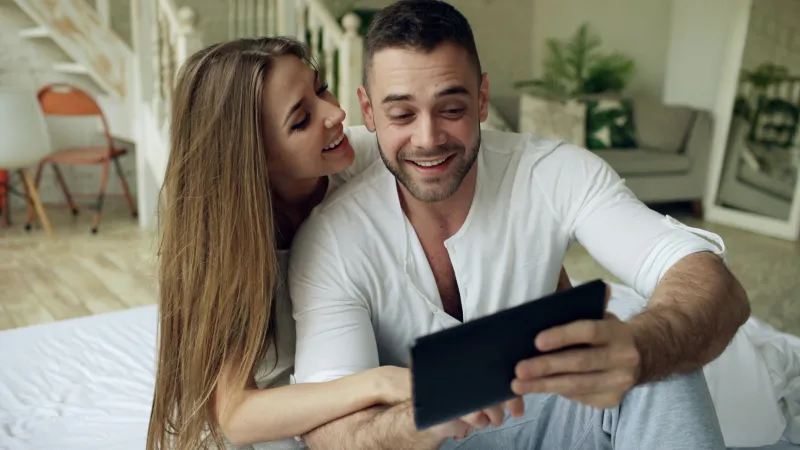 Plaisir connecté : quand les objets intelligents s'invitent dans les chambres françaises