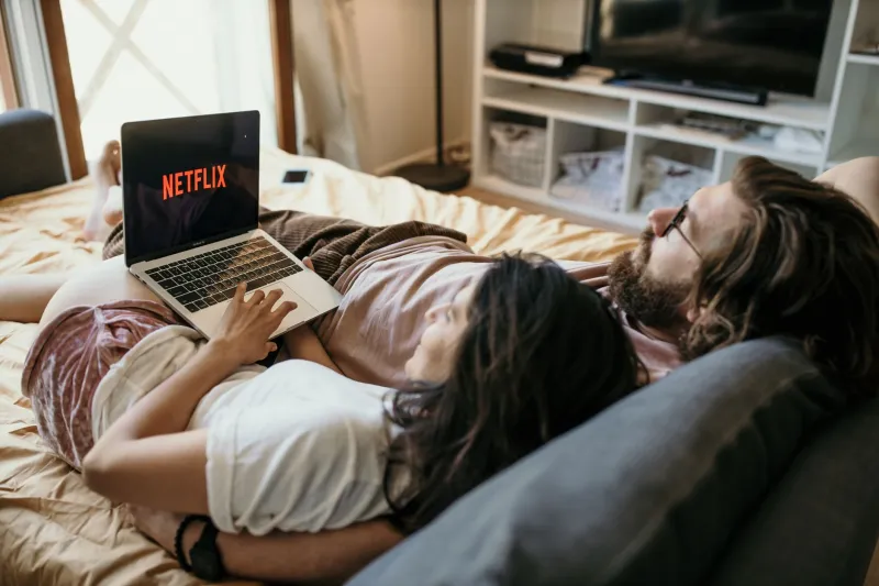 Regarder ensemble un film adulte : le rituel intime qui rapproche vraiment les couples