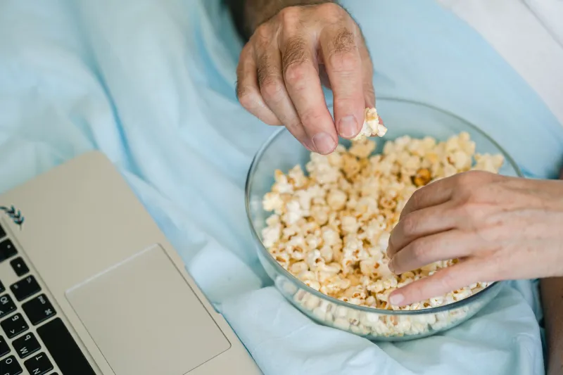 Solo mais pas isolé : comment le streaming adulte gratuit accompagne l'exploration intime des célibataires en France