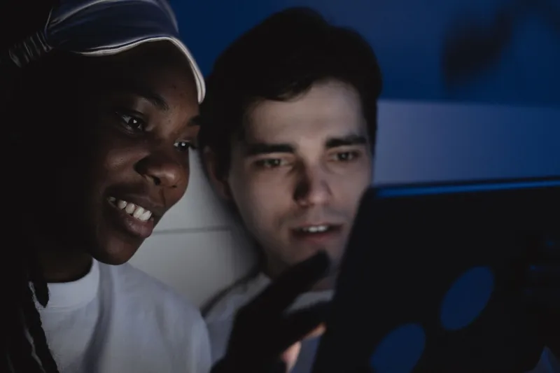 Quand l'écran façonne le désir : ce que le streaming adulte gratuit fait vraiment à nos attentes amoureuses
