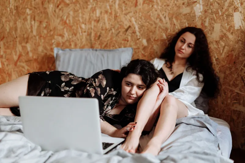 Quand le streaming adulte devient langage du désir : l'expérience des couples français